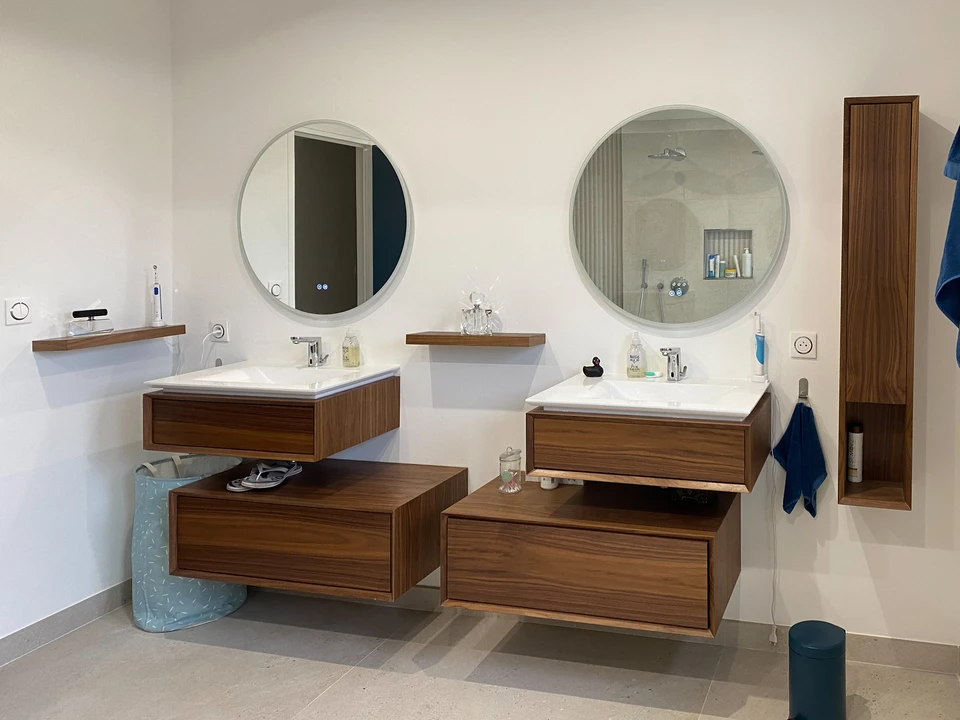 Intérieur moderne avec meuble en bois massif présentant tiroirs et placards avec poignées encastrées